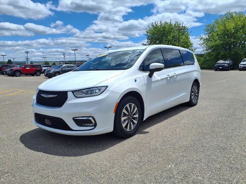 Used 2023 Chrysler Pacifica Touring-L FWD image 3