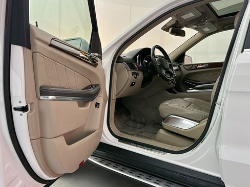 Used 2014 Mercedes-Benz GL 550 4MATIC image 16