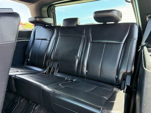 Used 2019 Ford Expedition XLT w/ Equipment Group 202A AWD/4WD image 16