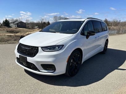 Used 2025 Chrysler Pacifica Limited