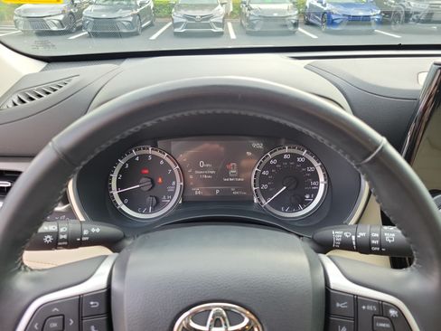 Used 2023 Toyota Highlander XLE FWD image 19
