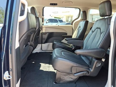 Certified 2023 Chrysler Pacifica Touring-L FWD image 11