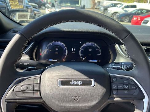 Used 2025 Jeep Grand Cherokee Laredo X image 34