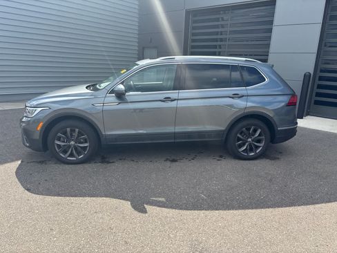 Used 2023 Volkswagen Tiguan SE w/ Panoramic Sunroof Package FWD image 2