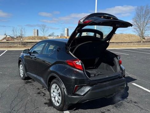 Used 2022 Toyota C-HR XLE image 10
