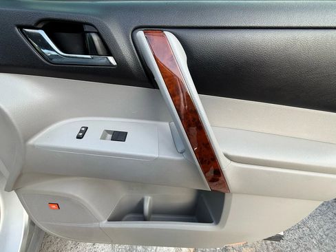 Used 2012 Toyota Highlander Limited w/ Tow Pkg image 23