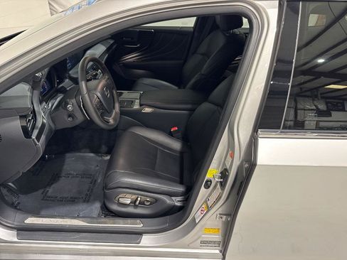 Used 2018 Lexus LS 500 w/ Accessory Package (Z1) RWD image 39