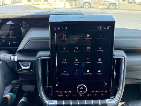 Used 2025 GMC Yukon XL Denali AWD/4WD image 8