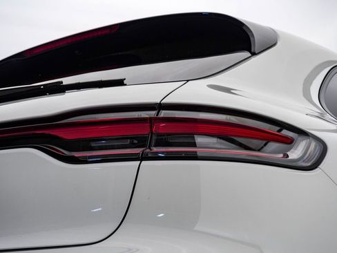 Certified 2026 Porsche Macan AWD/4WD image 12