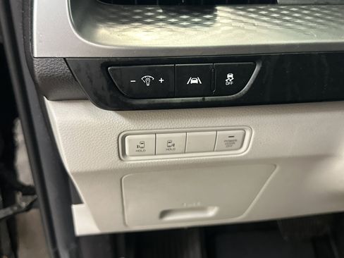 Used 2022 Kia Carnival LX image 18