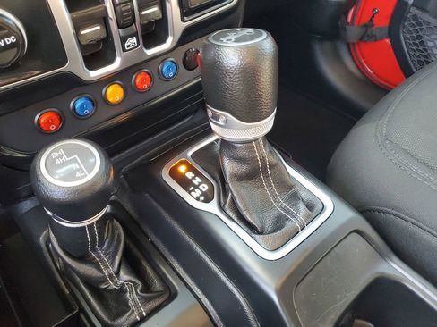 Used 2019 Jeep Wrangler Unlimited Sahara image 18