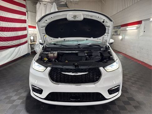 Used 2023 Chrysler Pacifica Touring-L FWD image 11