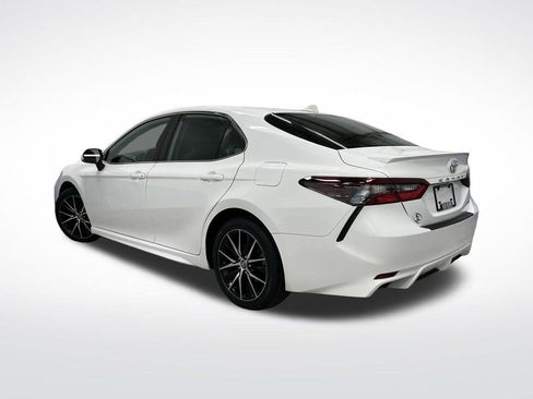 Used 2024 Toyota Camry SE image 3