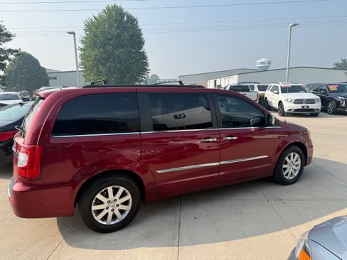 Used 2012 Chrysler Town & Country Touring-L w/ Entertainment Group #2 FWD image 7