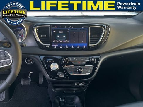 Used 2025 Chrysler Pacifica Select image 24