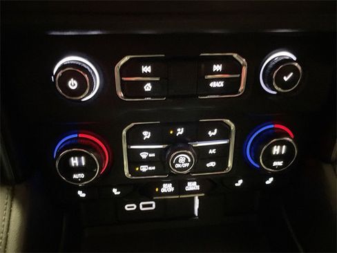 Used 2021 Chevrolet Suburban LT image 27