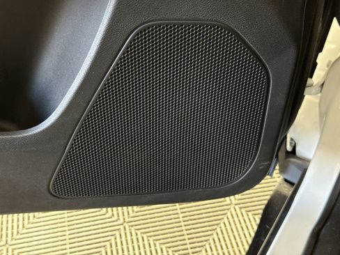 Used 2019 Jeep Cherokee Latitude Plus w/ Comfort/Convenience Group image 16