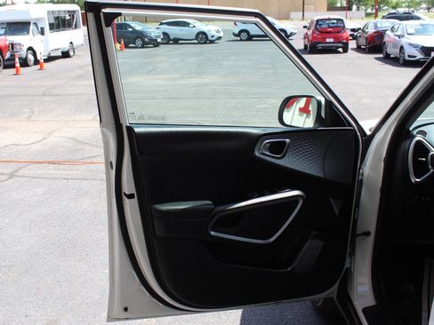 Used 2025 Kia Soul LX w/ LX Technology Package FWD image 17