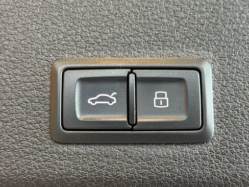 Used 2021 Audi e-tron Premium w/ Convenience Plus Package AWD/4WD image 38