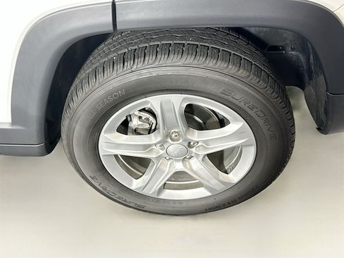 Used 2024 Jeep Compass Latitude AWD/4WD image 11