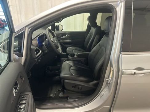 Used 2026 Chrysler Pacifica Select image 7