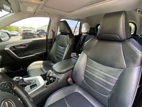 Used 2021 Toyota RAV4 XLE Premium AWD/4WD image 18