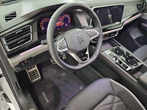 New 2026 Volkswagen Atlas Peak Edition AWD/4WD image 2