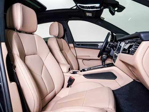 Certified 2025 Porsche Macan image 15