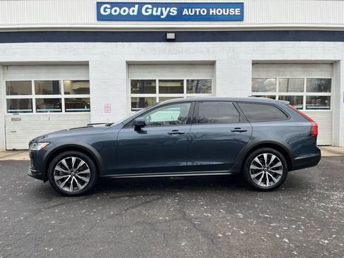 Used 2022 Volvo V90 B6 Cross Country image 1