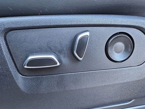 Used 2022 Cadillac Escalade Premium Luxury image 33