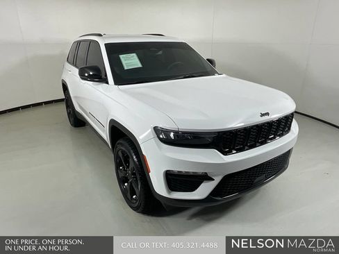 Used 2024 Jeep Grand Cherokee Limited w/ Black Appearance Package AWD/4WD image 3