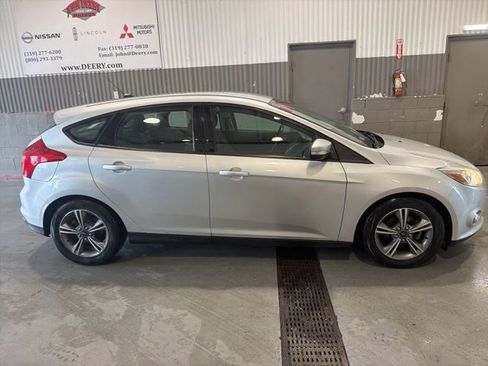 Used 2014 Ford Focus SE w/ SE Sport Package FWD image 2
