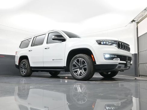 Used 2024 Jeep Wagoneer Series II w/ Flexible Seating Group RWD image 20