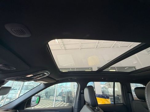 Used 2025 Jeep Grand Cherokee Limited w/ Black Appearance Package image 23