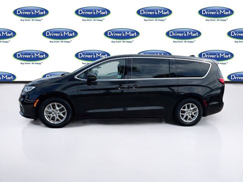 Used 2023 Chrysler Pacifica Touring-L FWD image 4