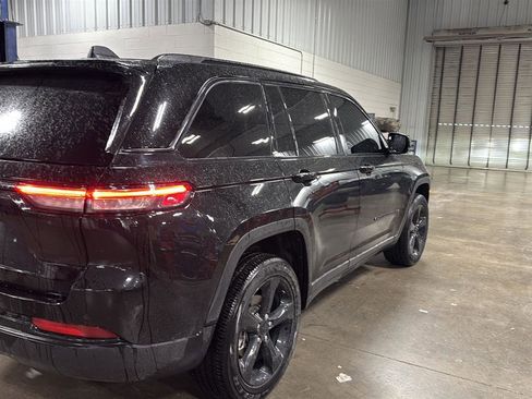 Used 2025 Jeep Grand Cherokee Altitude AWD/4WD image 5