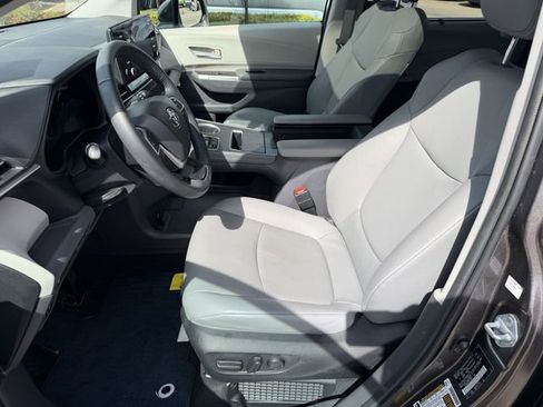 Used 2023 Toyota Sienna XLE image 21