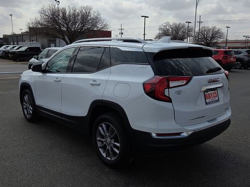 Used 2024 GMC Terrain SLT image 3
