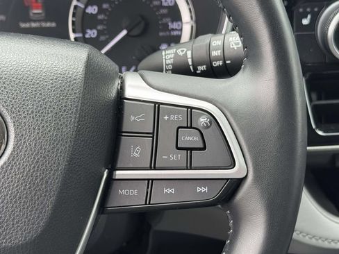 Used 2023 Toyota Highlander XLE FWD image 24