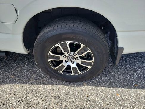 Used 2024 Nissan Titan SV w/ SV Convenience Package RWD image 6