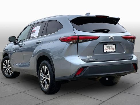 Used 2023 Toyota Highlander XLE FWD image 12