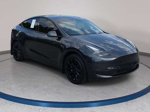 Used 2024 Tesla Model Y 2WD image 3