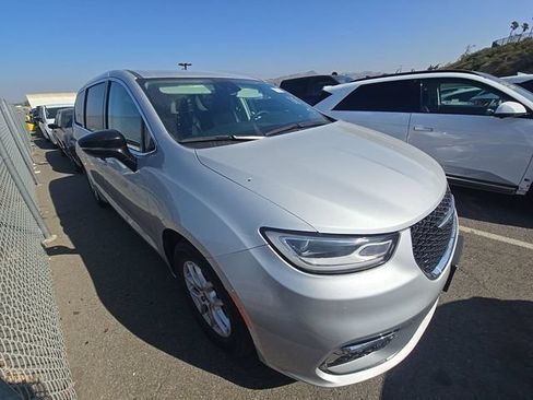 Used 2024 Chrysler Pacifica Touring-L FWD image 22
