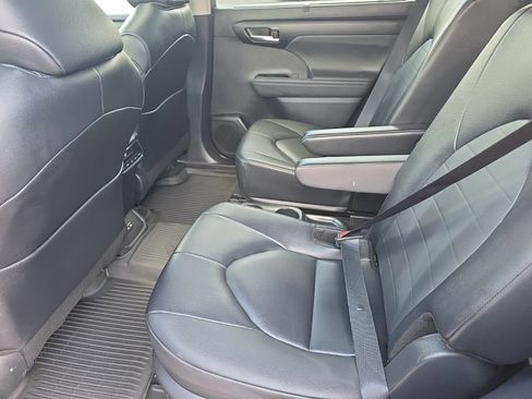 Certified 2025 Toyota Highlander XLE AWD/4WD image 12