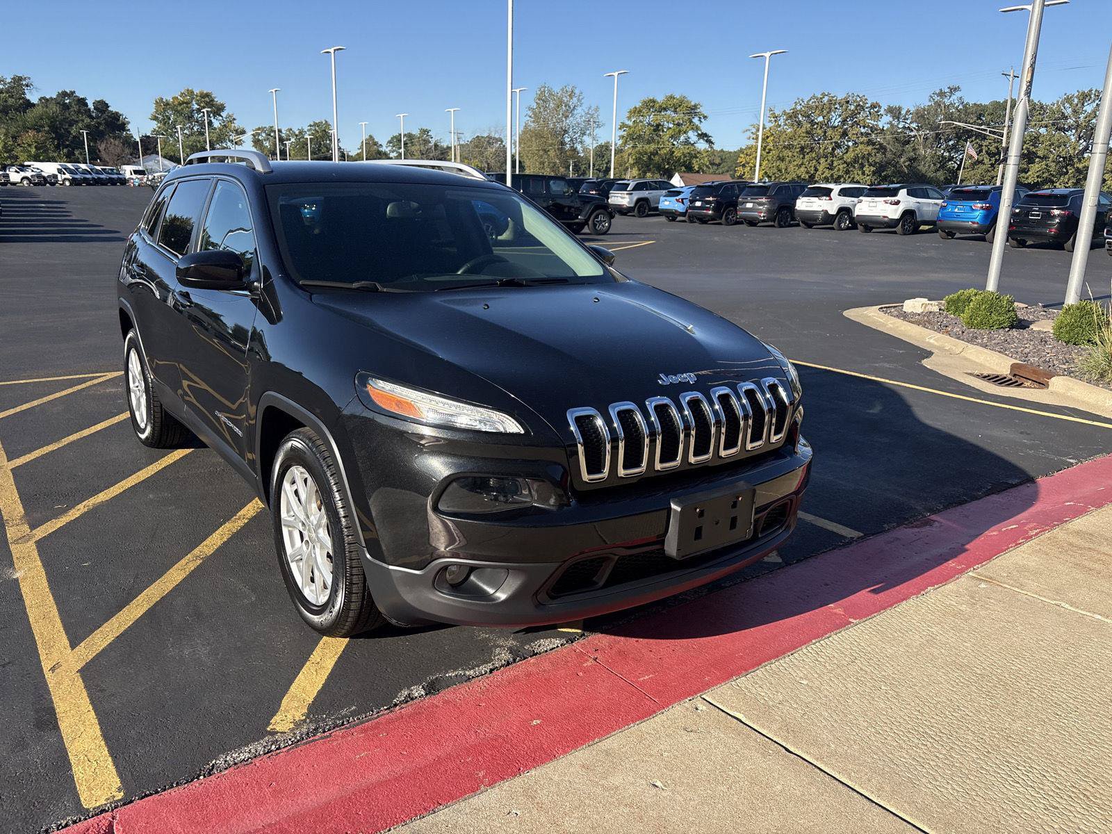 Used 2016 Jeep Cherokee Latitude FWD image 3
