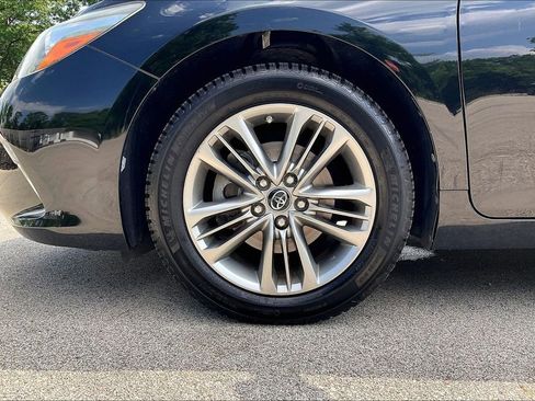 Used 2017 Toyota Camry SE w/ Moonroof Package FWD image 9