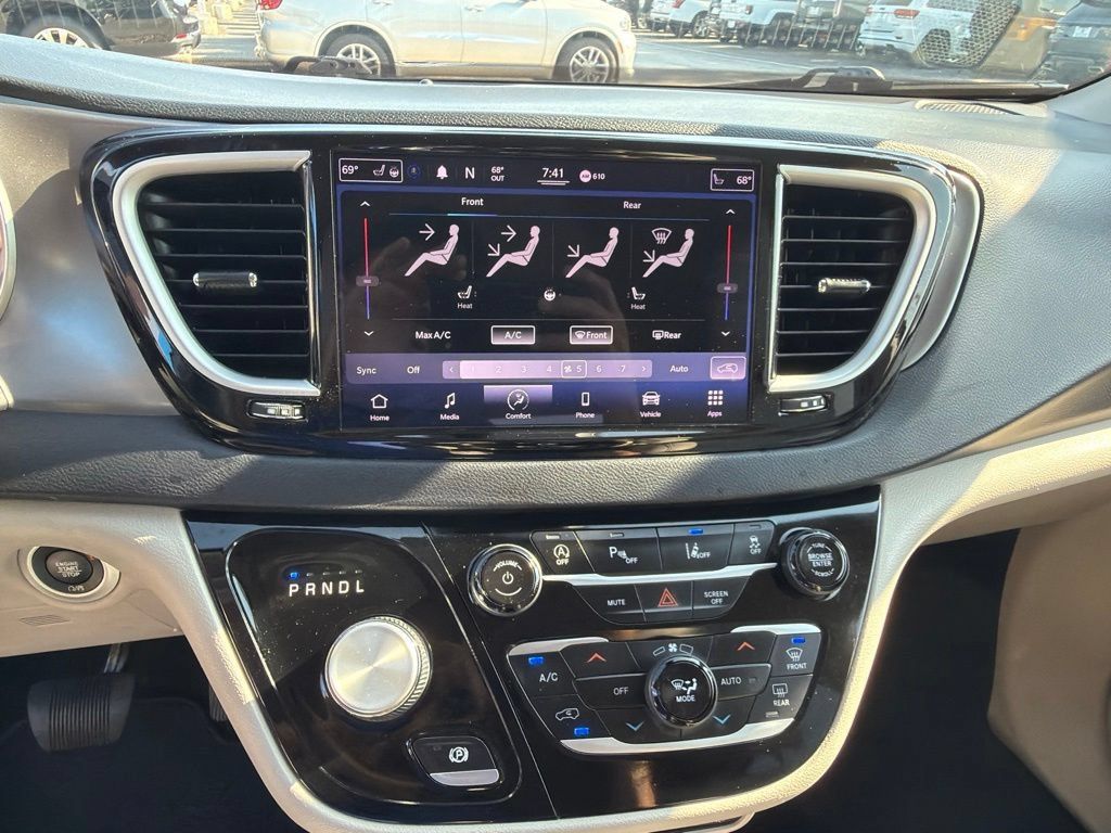 Used 2021 Chrysler Pacifica Touring-L FWD image 28