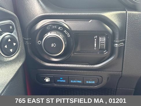 Used 2024 Jeep Wrangler Unlimited Sahara w/ Technology Group AWD/4WD image 27
