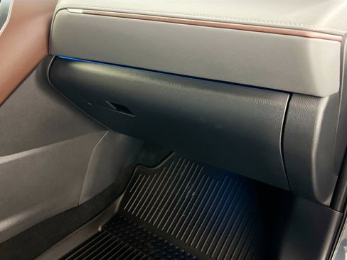 Used 2022 Toyota Venza XLE image 35