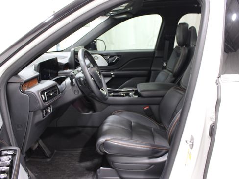 Used 2025 Lincoln Aviator Black Label AWD/4WD image 3